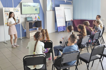 Учні школи № 18 познайомилися з книжковим фондом і протестували бібліотечний ліфт